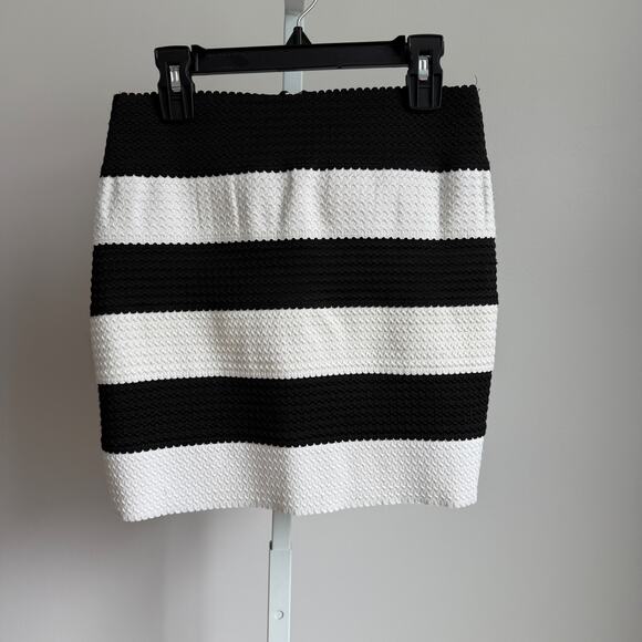 Pristine sz‎ S Black & White Striped Textured Mini Skirt - Picture 1 of 7